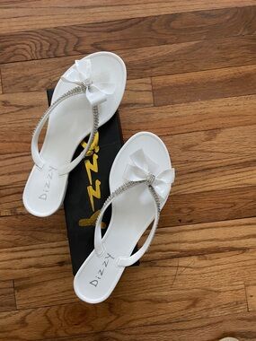 New Dizzy sandal. White with bow